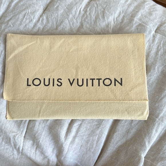 Like NEW! AUTHENTIC MONOGRAM LOUIS VUITTON WRISTLET.No signs of wear in or out. - Picture 10 of 10